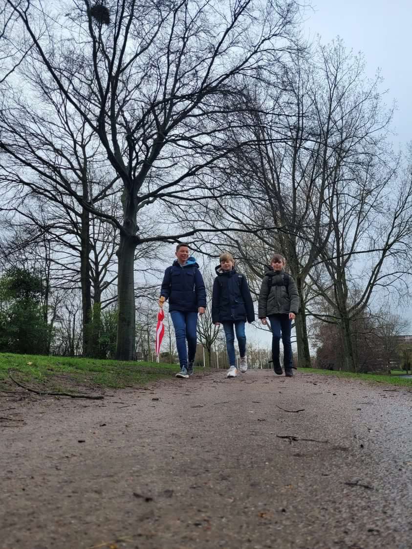 Leerlingen Het Streek lopen naar school voor Giro 555